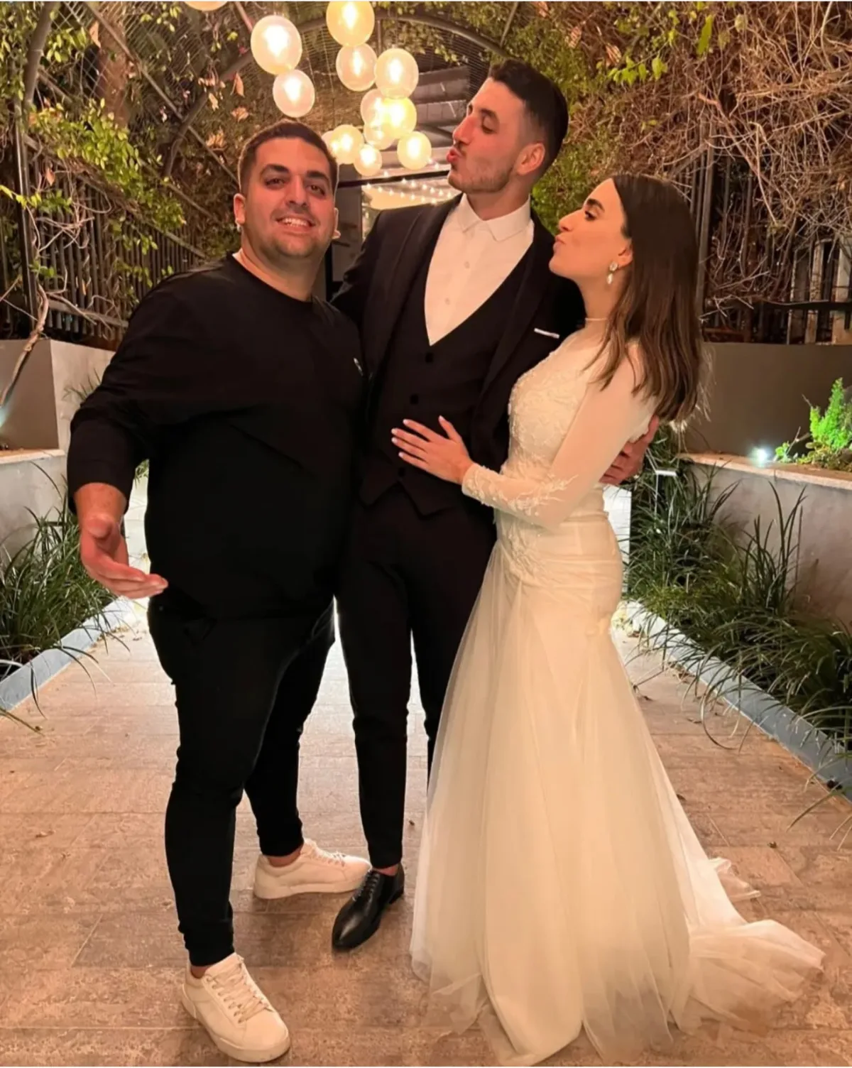 נתי ברדה עם זוג ביום החתונה