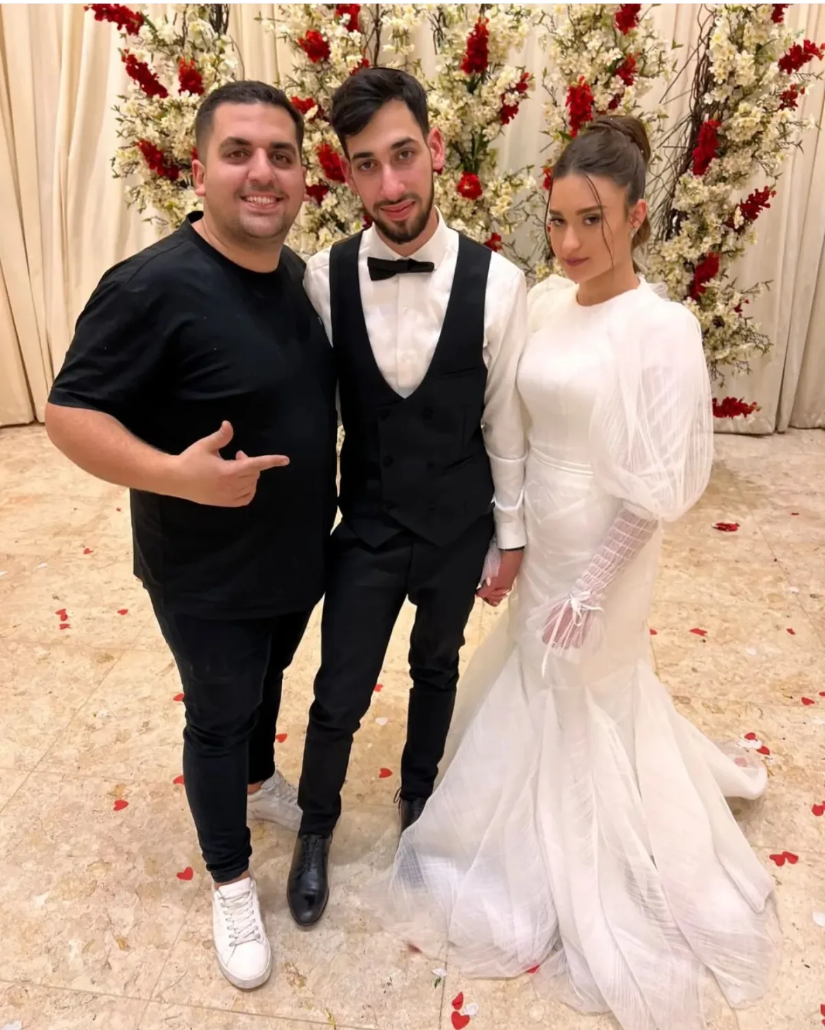 נתי ברדה לצד חתן וכלה